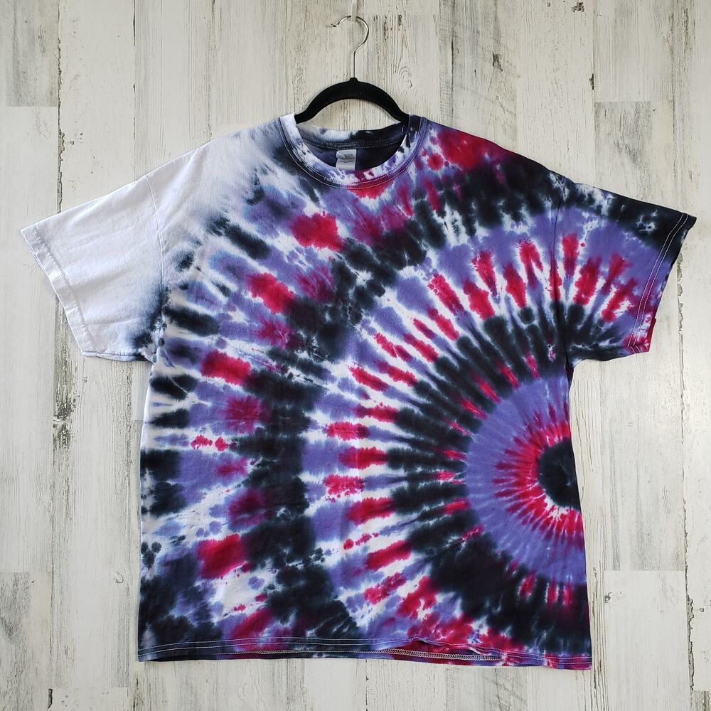 Gildan Side Fan Feathered Lavender Fuchsia Black Tie Dye T-Shirt Size Large